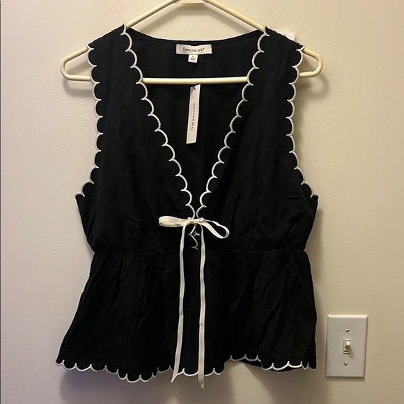 Francesca's Collections Tops - NWT Francesca's Collections Black Scalloped Trim sleeveless Blouse size L